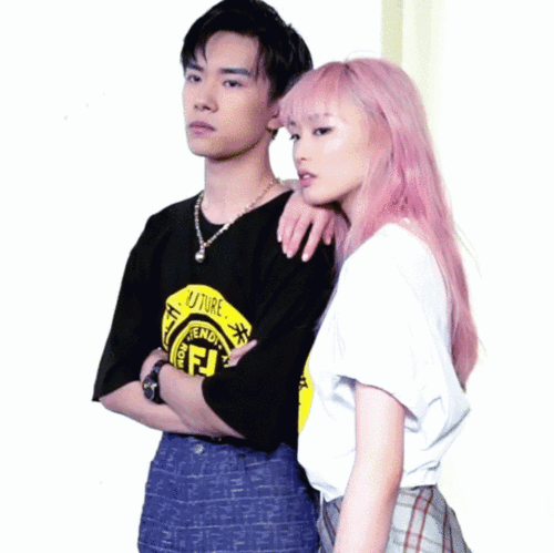 时隔一年易烊千玺再次与女孩子拍杂志变化很大,只有这一点没变!