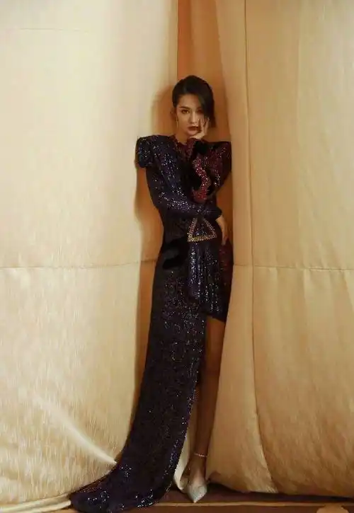 李沁:娇艳动人 新春秀时尚,黑裙秀裸背 冷艳迷人完美曲线_礼服_设计