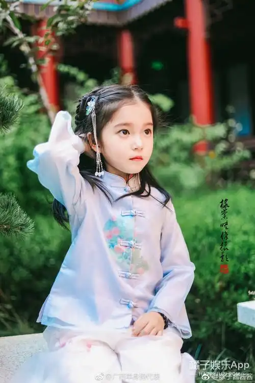 标准的偶像剧女主小时候应该就长这样吧!