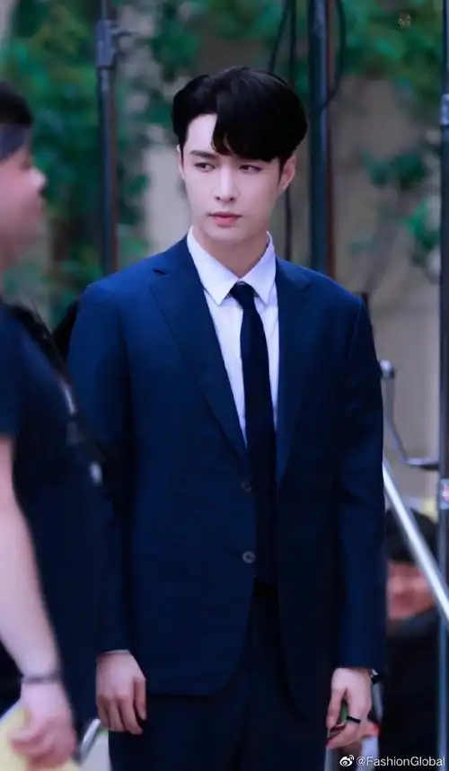 张艺兴穿西装跳面纱