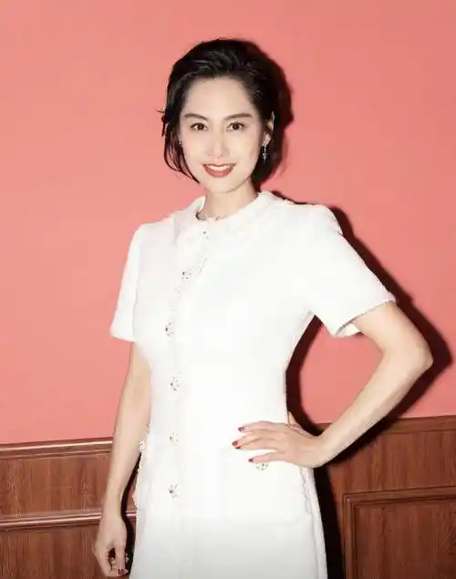 原创朱茵气质真不错穿白色连衣裙优雅高级还是很有仙子气质