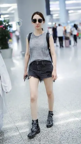 马苏终于穿短裤秀长腿但膝盖是怎么了网友真让人浮想联翩啊