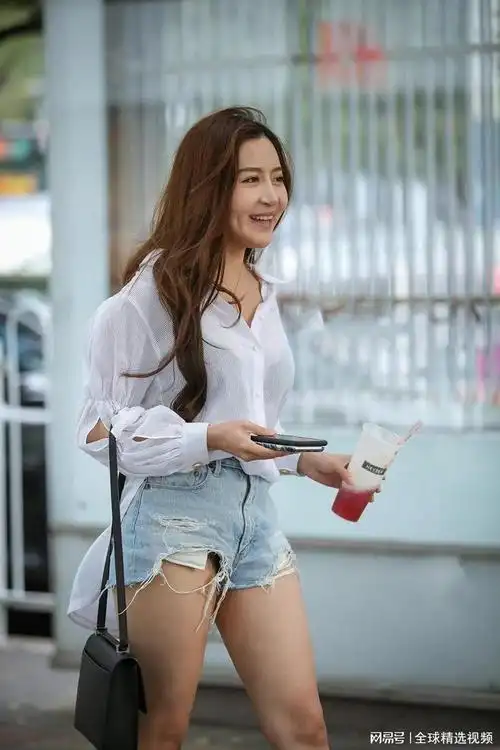 街拍美女白色薄衬衣和牛仔超短裤的街头美女