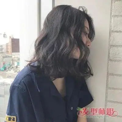 秋季女生黑色齐肩大卷中 短发发型