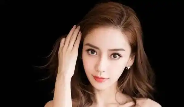 angelababy风波后首次露面,绽放甜美笑容状态极佳,嘟嘴卖萌迷人