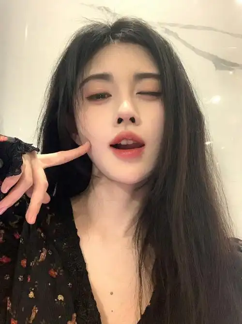 嘴角有血#鞠婧祎吐血甜酷妆,这次又吐血了,每天都有小鞠新鲜的照片,看