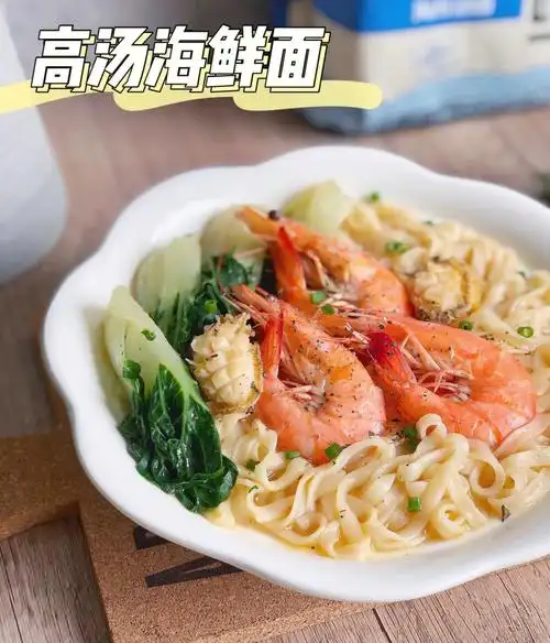 敲好吃,就像周五的心情那样～92食材:康师傅鲜熟面(海鲜味),青菜