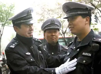 上海民警统一换着改进后99式春秋执勤服(图)