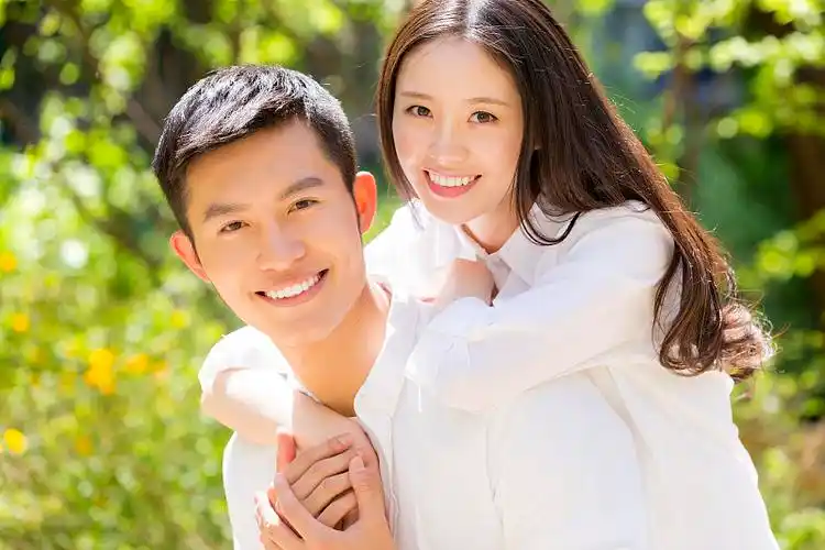 幸福的情侣露齿一笑图片