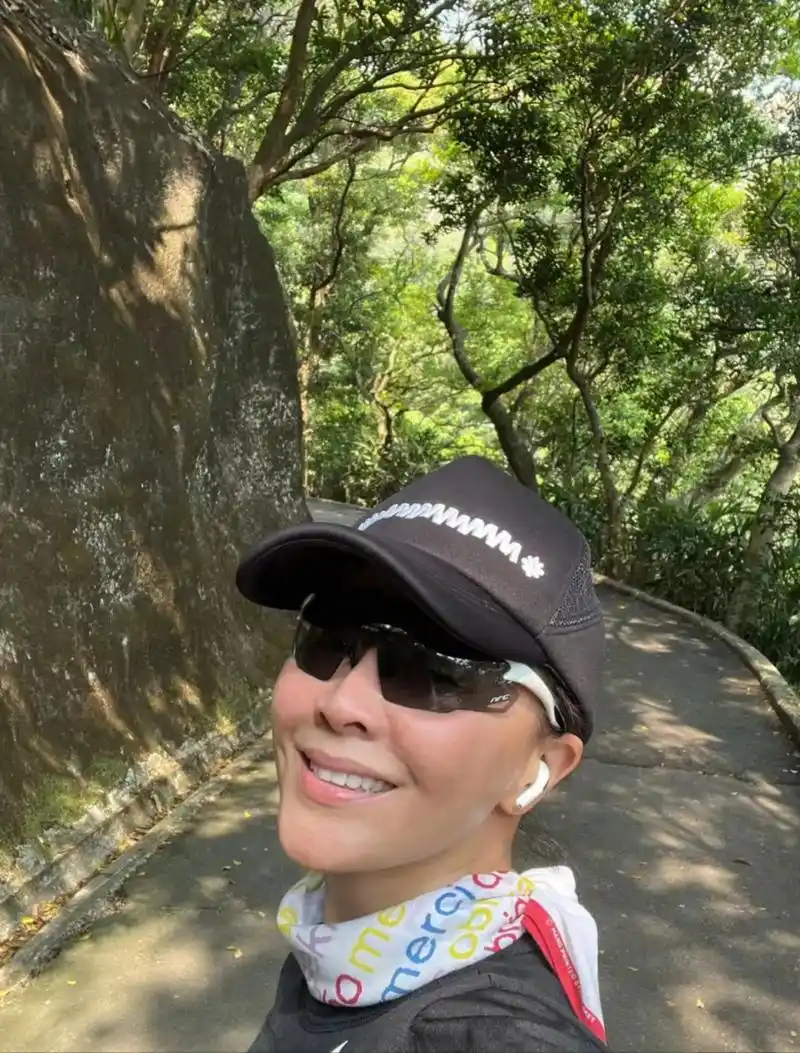 刘嘉玲晒跑步照,素颜状态下的她,小脸红扑,气色绝佳. 感觉香港的明星