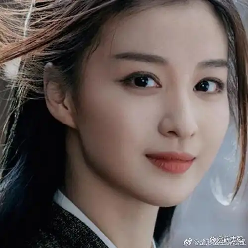 博文里看到她喜欢的一个女明星,第一眼看见王楚然的照片我就惊艳到了