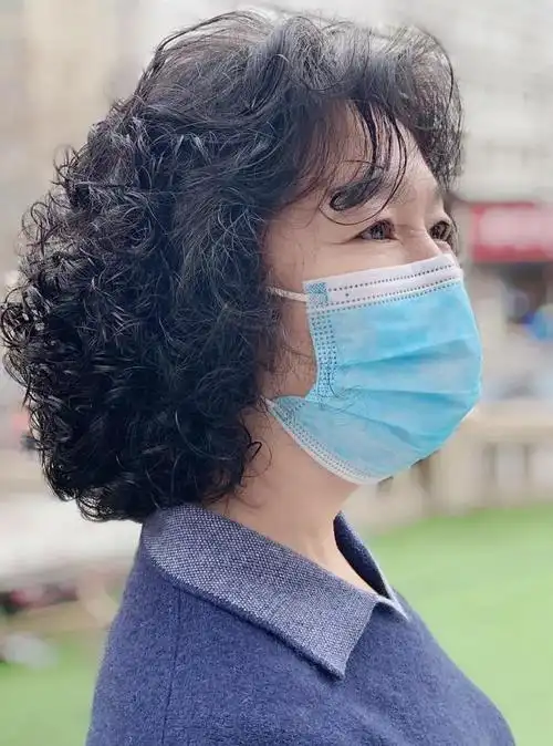 五六十岁的女人,想要烫发不显老气,就要懂得拒绝细小的满头烫,换成