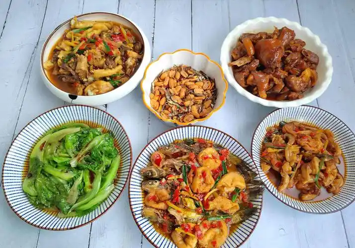 老公请同事吃饭,我忙活4小时做了一桌菜,客人却吐槽:无福消受_料酒