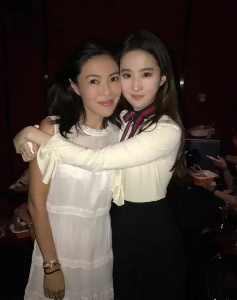 她的合影库里几乎有整个娱圈的大腕们,而明星们也爱奉承她