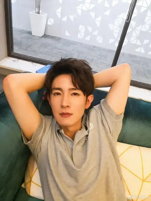 季肖冰1987年11月2日出生在江苏徐州,他是北京电影学院表演系05级本科