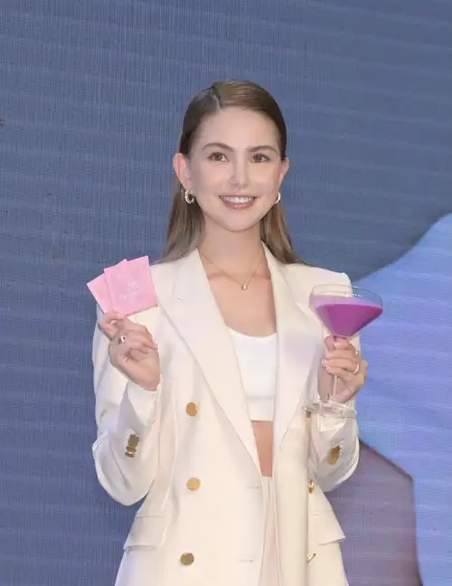 天王嫂昆凌穿抹胸秀小蛮腰,产后身材恢复良好,皮肤白皙气场十足