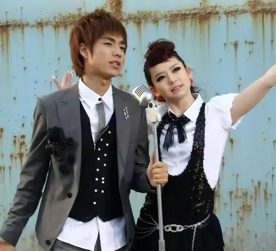 06年,从浙江传媒学院毕业后,参加了一个选秀节目《我型我秀》,以一首