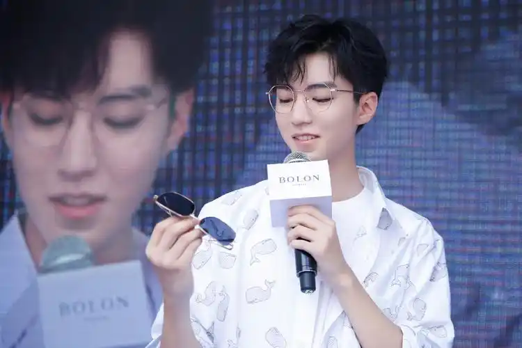 王俊凯清新帅气代言活动图片59