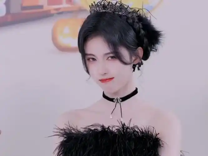 小鞠的黑天鹅造型好美