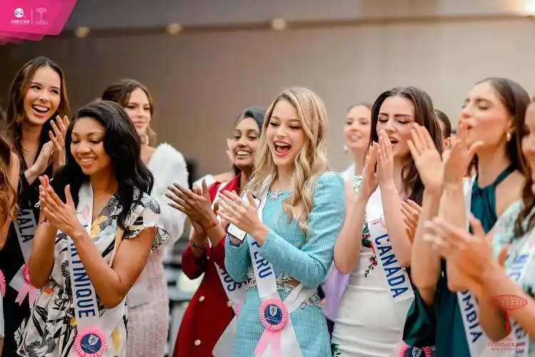 国际小姐参观美丽健康基地 开启国际化教育之旅_世界_佳丽_文化