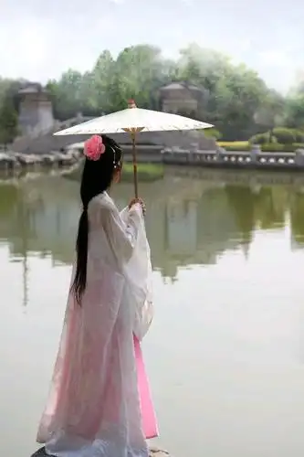 撑着油纸的江南女子.