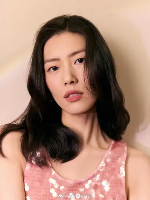 刘雯的粉色裙子##刘雯卷发造型