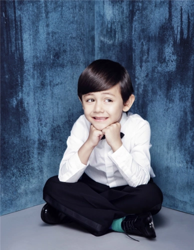 刘烨混血儿子颜值有多高身着帅气小西装妥妥的童话小王子
