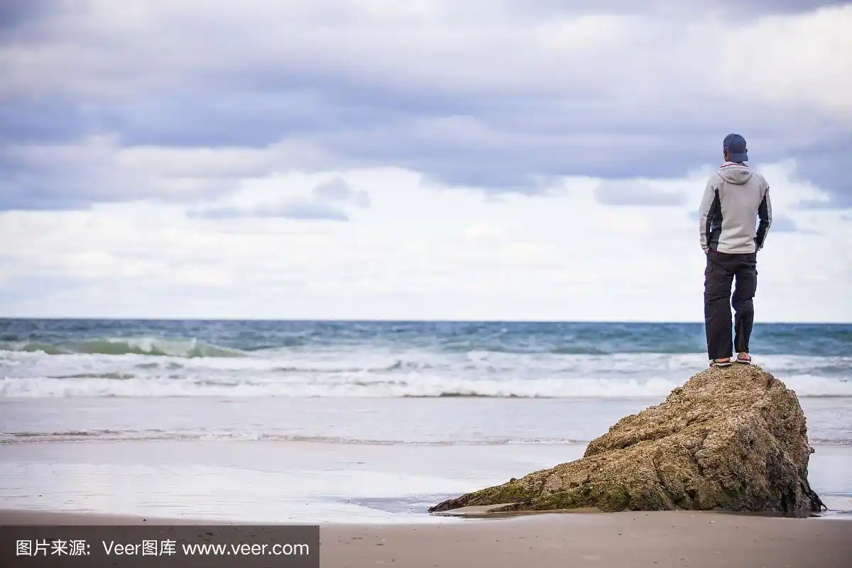一个人在海滩上眺望大海