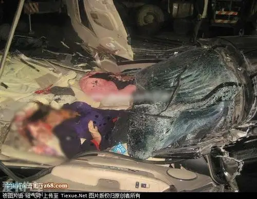 泥头车侧翻压扁轿车,车内两人压成肉饼!(转帖)