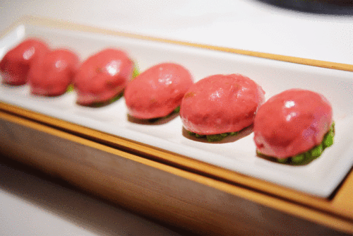 让人想到周星驰当年的电影食神,虽然没有到可以打乒乓球的地步