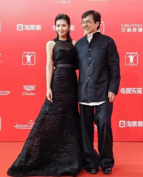 50位女星和成龙的合影曝光每一张经典又珍贵男帅女美都太惹眼