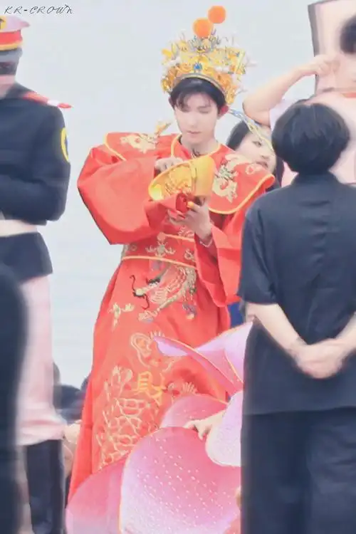 王源超话#为君加冕,伴君成王#  财神来敲门78神界编制96  @tfboys