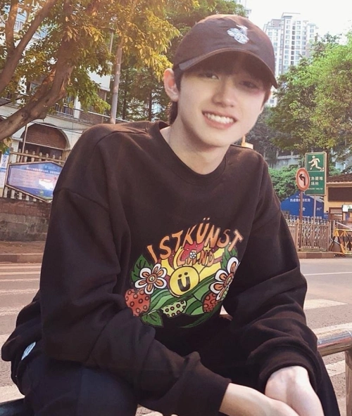 朱志鑫拍戏路透穿校服素颜太帅引路人围观角色颠覆粉丝对他认知