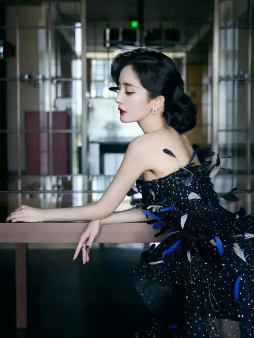 杨幂时尚芭莎慈善晚宴内场look来喽