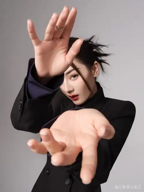 迪丽热巴,黑酷穿搭,演绎魅力千金