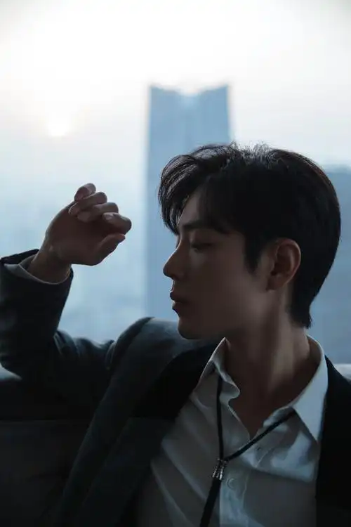 肖战#xz#肖战顾魏#超a的气场,犀利的眼神和完美比例的大长腿西装肖战