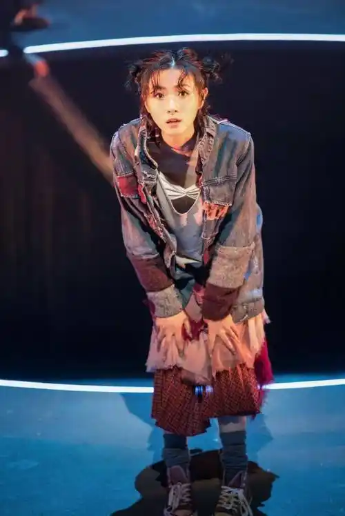 万茜话剧《默默》首演,胡歌"默默"来看戏支持师姐_舞台_团队_时候