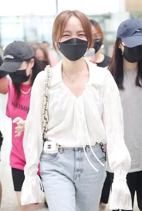 孟佳机场真会穿,穿牛仔短裤出门,真潮