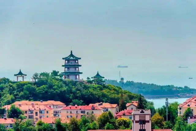 青岛是我国最负盛名的旅游城市,是一座风景秀丽的靠近海边的城市,每年