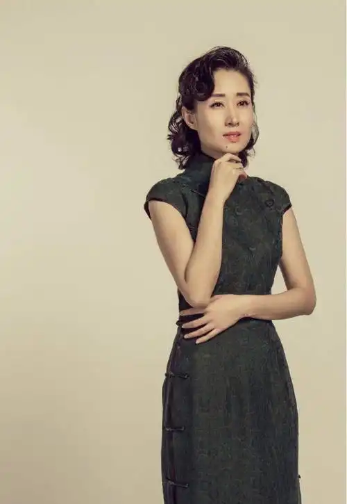 刘敏涛的气质真是绝了,旗袍造型很有韵味,"眼技"更耐看