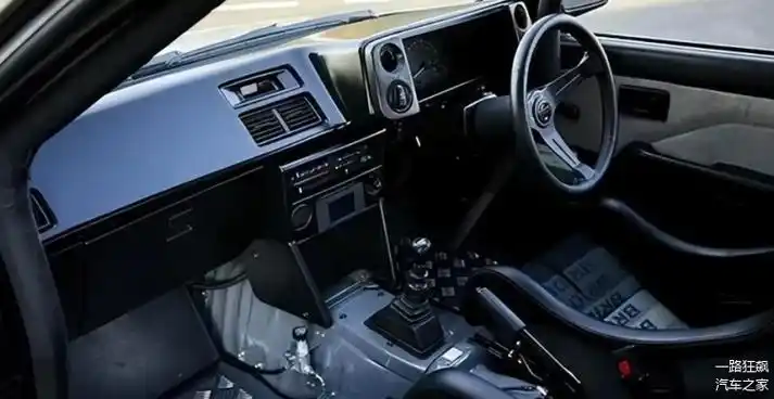 即便是采用了新能源驱动,但内饰的表现还是以传统的燃油车为主.