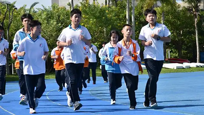 中央民族大学附属中学海南陵水分校体育课期间学生在操场上跑步.