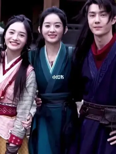 王一博搂赵丽颖的腰