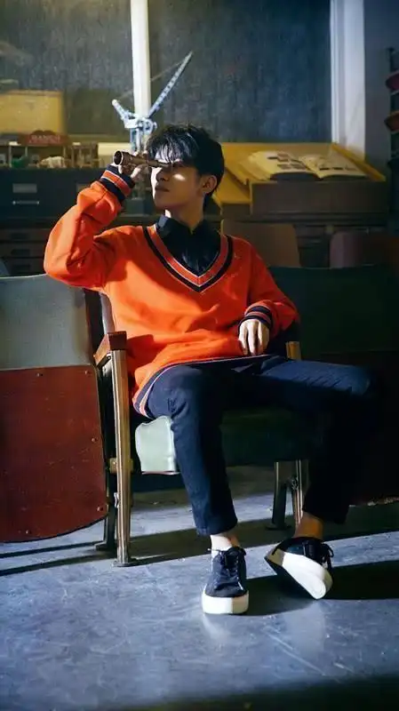 易烊千玺穿v领针织衫内搭衬衫成熟又不失少年感衣品超优秀