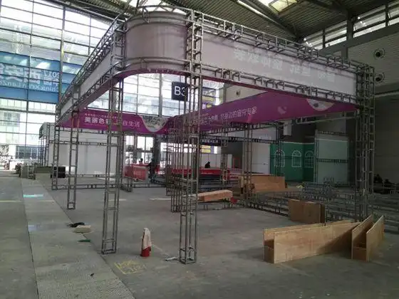 桁架展位搭建中