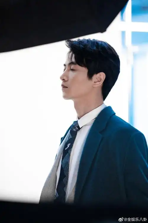 陈晓今年4部剧4种题材#陈晓真的好适合西装啊,这个花絮照都把我看