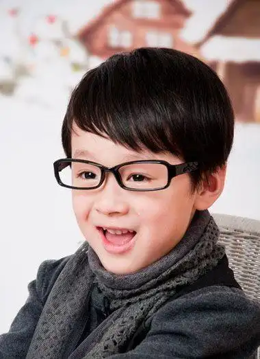 三岁小男孩新发型送上啦~最新款的儿童短发发型,每一款都是针对发质胎