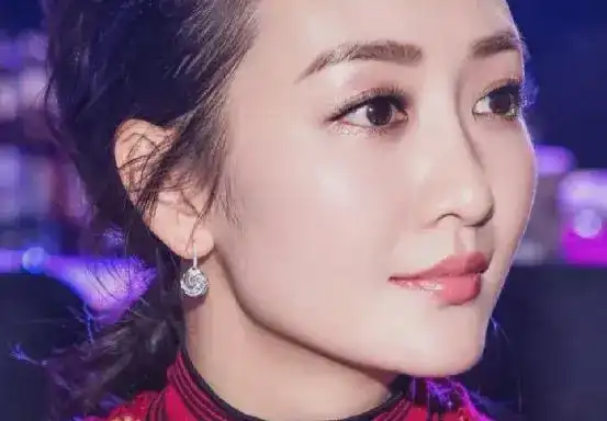 这种面相容易给人感觉像是邻家女孩,走这种风格的娱乐圈明星,最容易