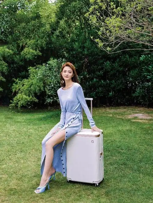 这才是在逃公主穿搭风徐璐穿抹胸吊带裙带来初恋甜美范