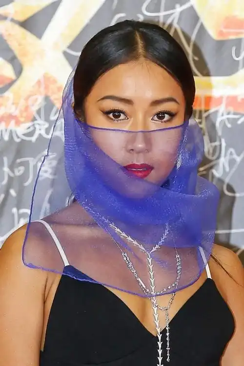 吉克隽逸真不愧是黑珍珠一身亮片搭配更能显出高级魅惑感